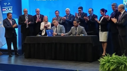 Integrantes del CIX Comité Ejecutivo de la CLAC durante la firma de adhesión de Uruguay al proyecto ALAS de Cielos Únicos Sudamericanos